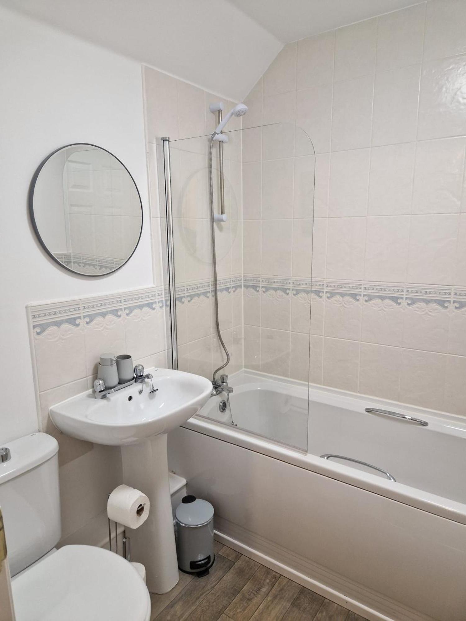 Hereford - Mayflower Coach House, Modern 2 Bedroom Property With Parking, Located South Of Hereford City, Suitable For Small Family, Couple Or Contractors - Sleeps Up To 5 Guests - Hosted By Rentmyhouse Exterior photo